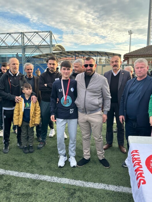 As Kuzulukspor kupasını aldı