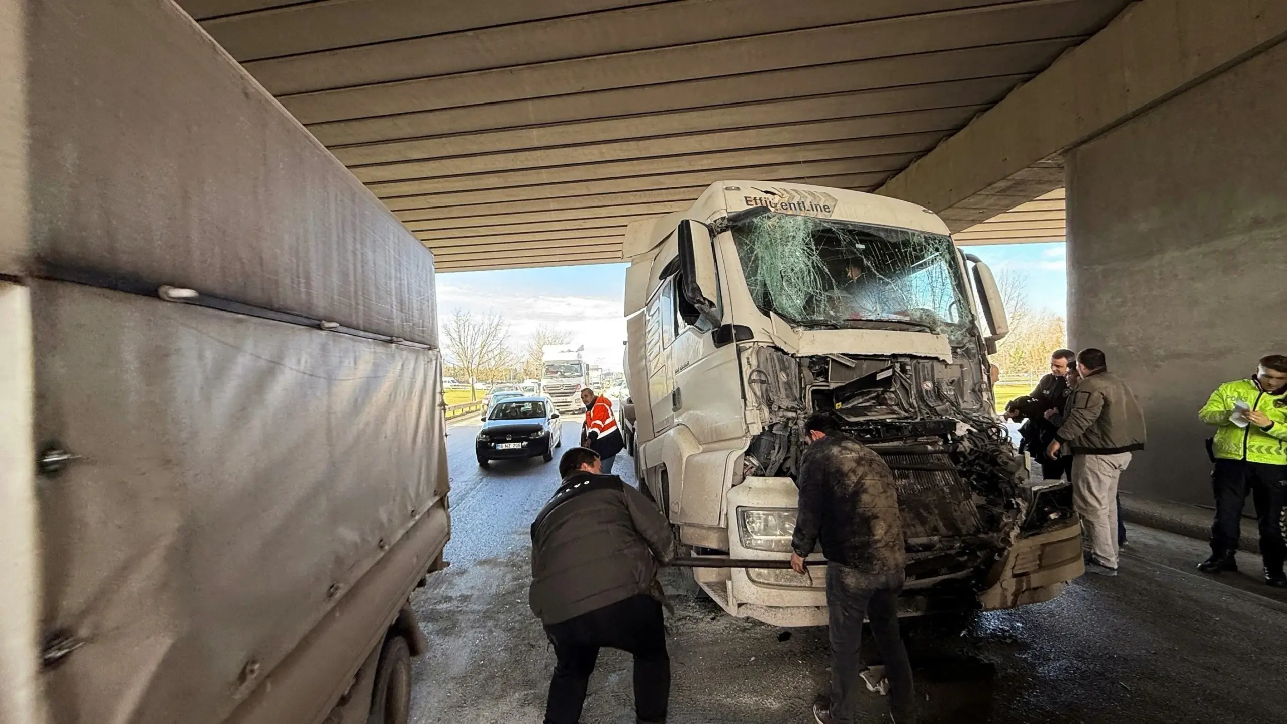 Akyazı plakalı tır feci kaza yaptı: 1 Yaralı