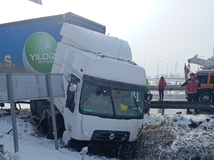 Akyazı'da kontrolünü kaybeden tır kaza yaptı