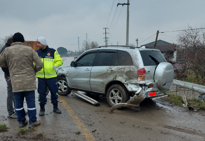 Akyazı’da Cip Bariyerlere Çarptı