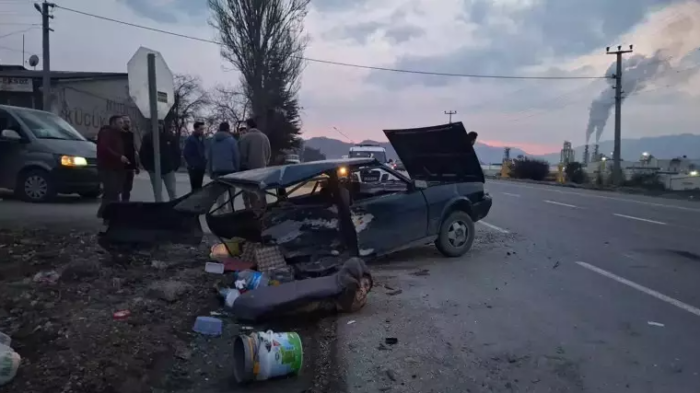 Kaza: Araç ikiye bölündü! Mucize gerçekleşti