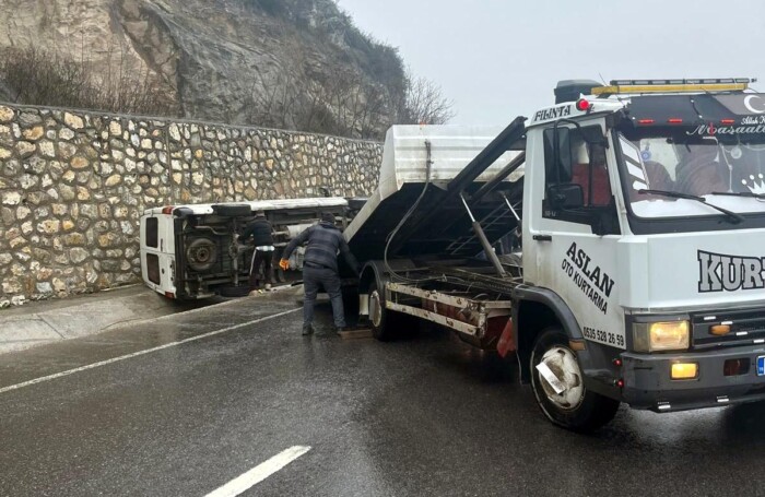 Araç istinat duvarına çarparak devrildi