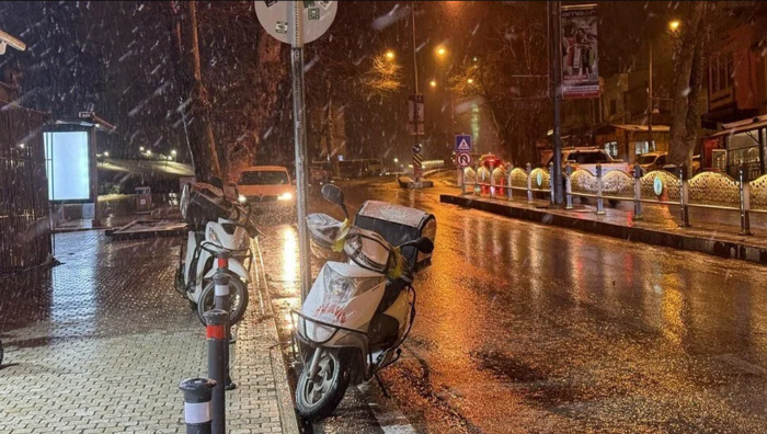 Sakarya Valiliği, yoğun kar yağışı ve buzlanma riski nedeniyle hafta sonu boyunca motosiklet, scooter, elektrikli scooter ve motokuryelerin trafiğe çıkmasını yasakladı.